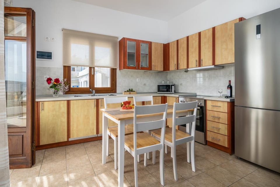 Deluxe Sunrise Apartment in Milos