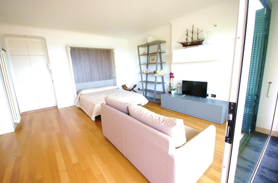 Bed, Living room