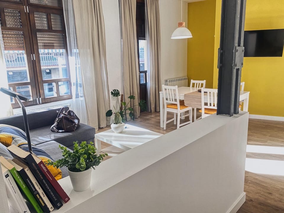 TV and multimedia, Balcony/Terrace, Living room, Seating area, Dining area
