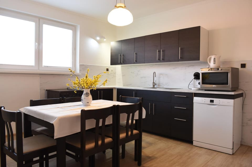 Kitchen or kitchenette, Dining area, dishwasher, oven, pet friendly