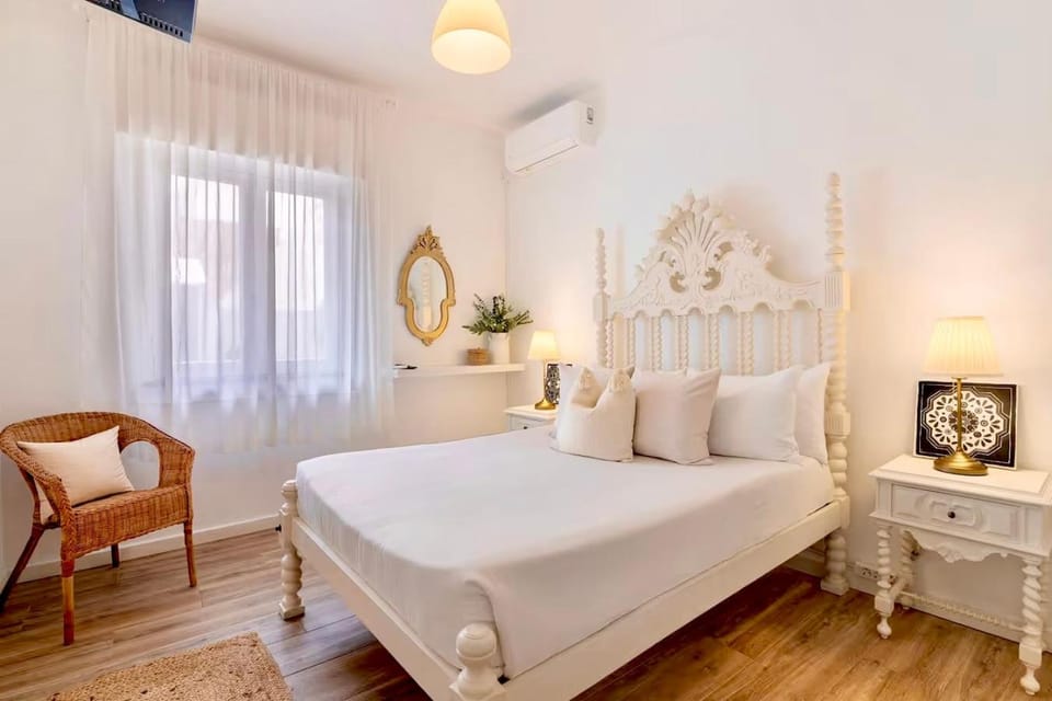 Bed, Photo of the whole room, Bedroom, air conditioner