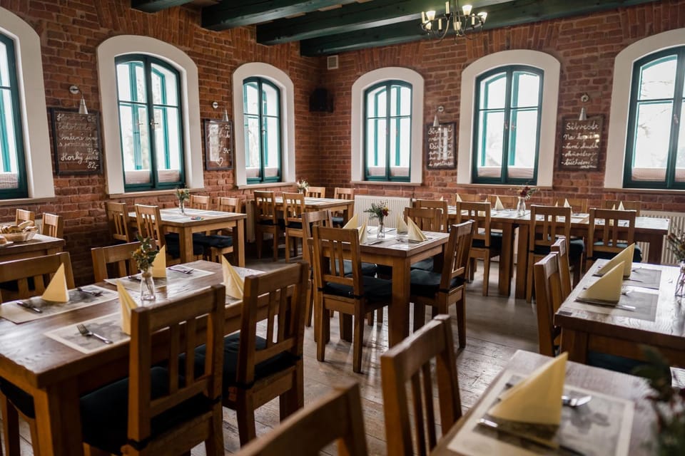 Restaurant/places to eat, Food and drinks, Banquet/Function facilities, Seating area, Food