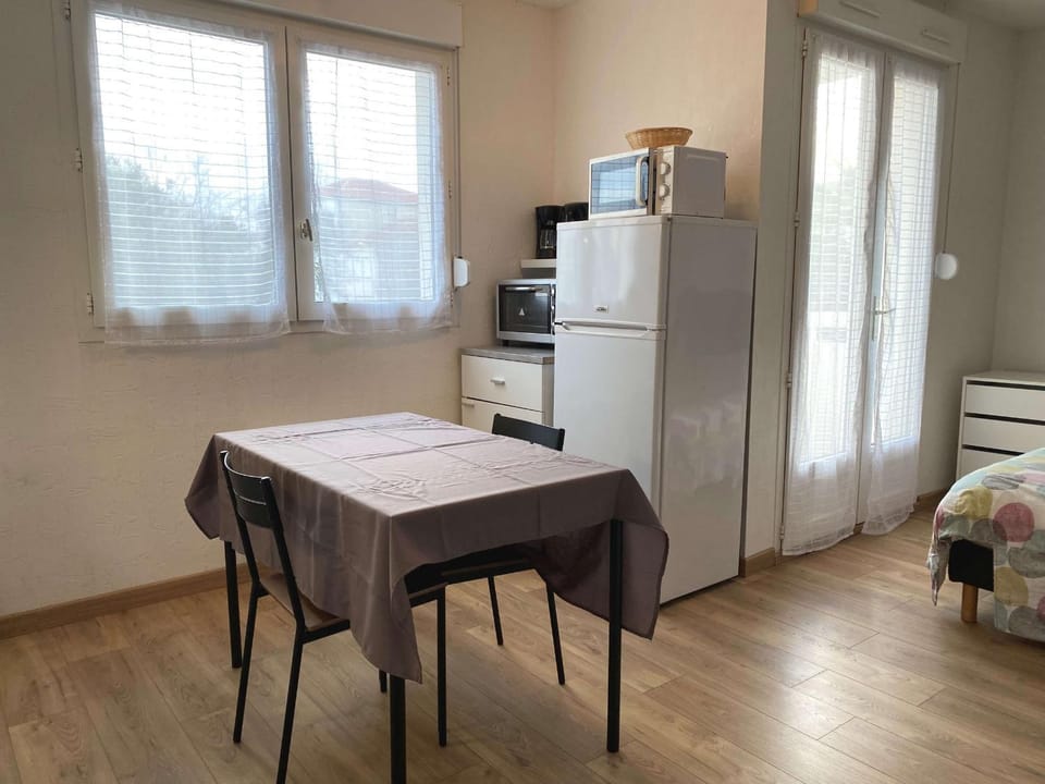 Studio rénové avec balcon, proche commerces, wifi et cellier privatif - Balaruc-les-Bains. - FR-1-553-13 Apartment in Balaruc-les-Bains
