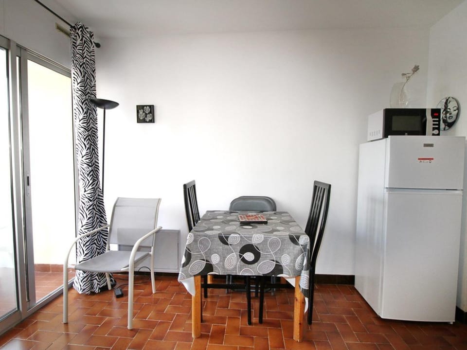 Studio rénové avec wifi, balcon et climatisation à Balaruc-les-Bains - FR-1-553-53 Apartment in Balaruc-les-Bains