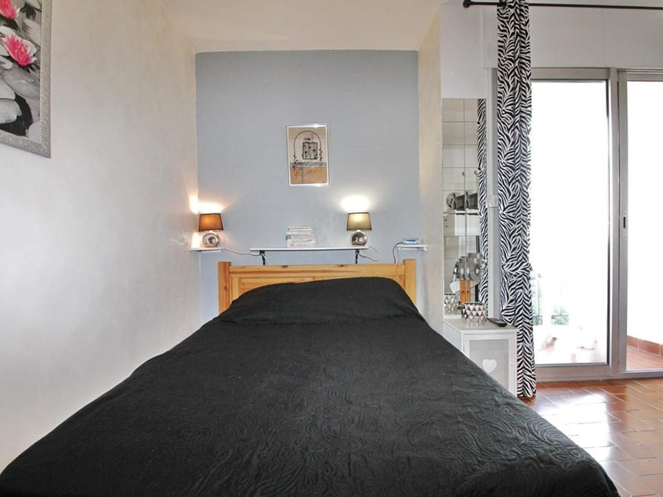 Studio rénové avec wifi, balcon et climatisation à Balaruc-les-Bains - FR-1-553-53 Apartment in Balaruc-les-Bains