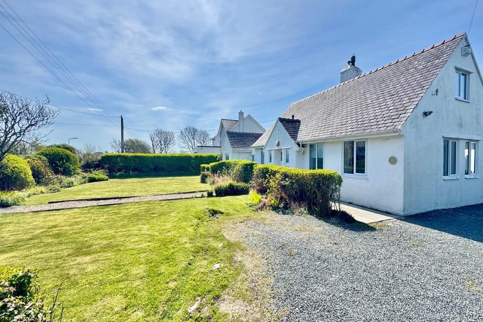CAE GRUGOG COTTAGE-3 Bed-Sleeps 6-Ground Floor Bathroom House in Trearddur Bay