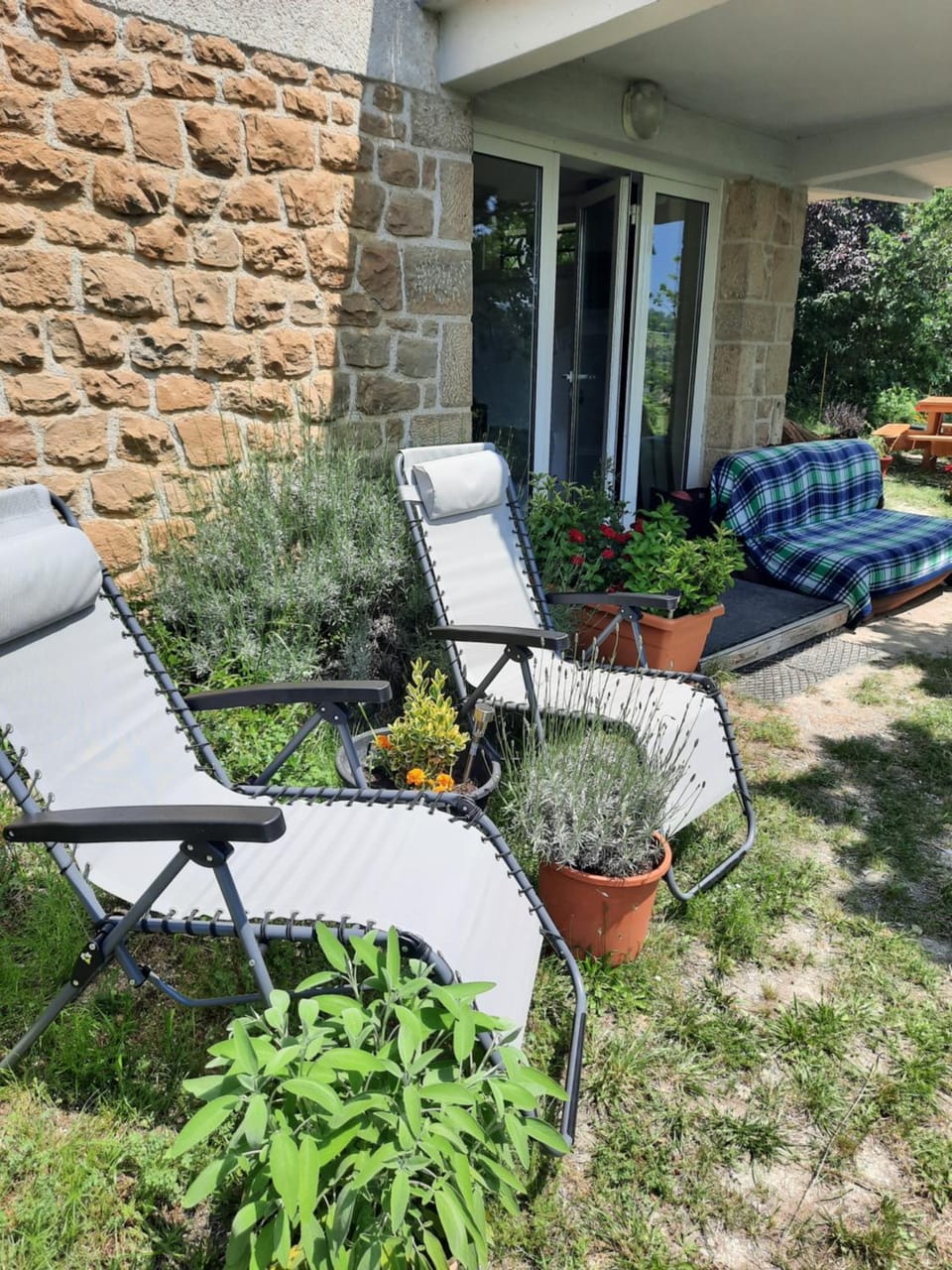 Les coteaux de Planèze, chambre pour 2, 3 ou famille nombreuse 2 adultes 5 enfants et jeunes Vacation rental in Occitanie