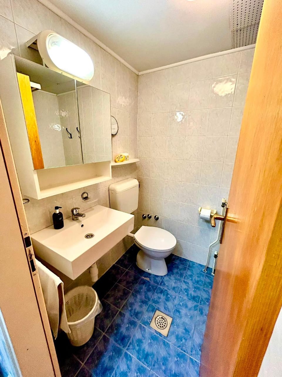 Toilet, Bathroom, towels