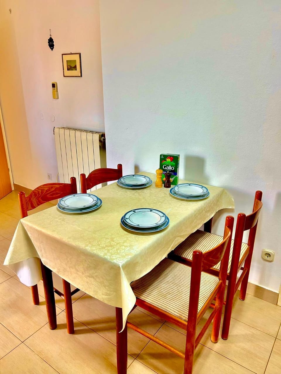 Seating area, Dining area
