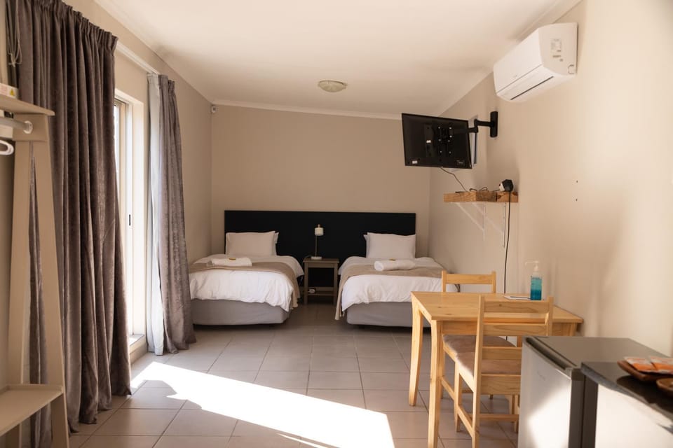 Coffee/tea facilities, Kitchen or kitchenette, Dining area, Bedroom