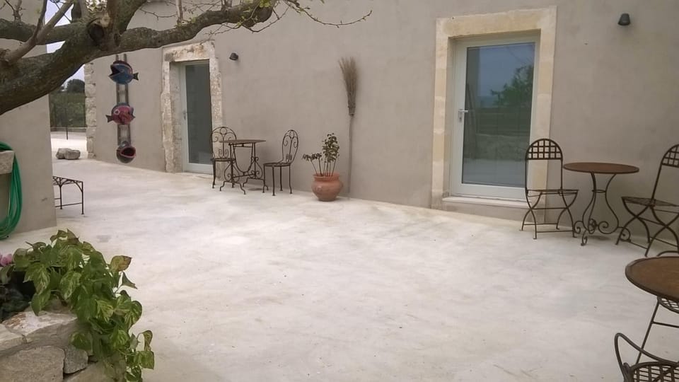 Patio, Facade/entrance
