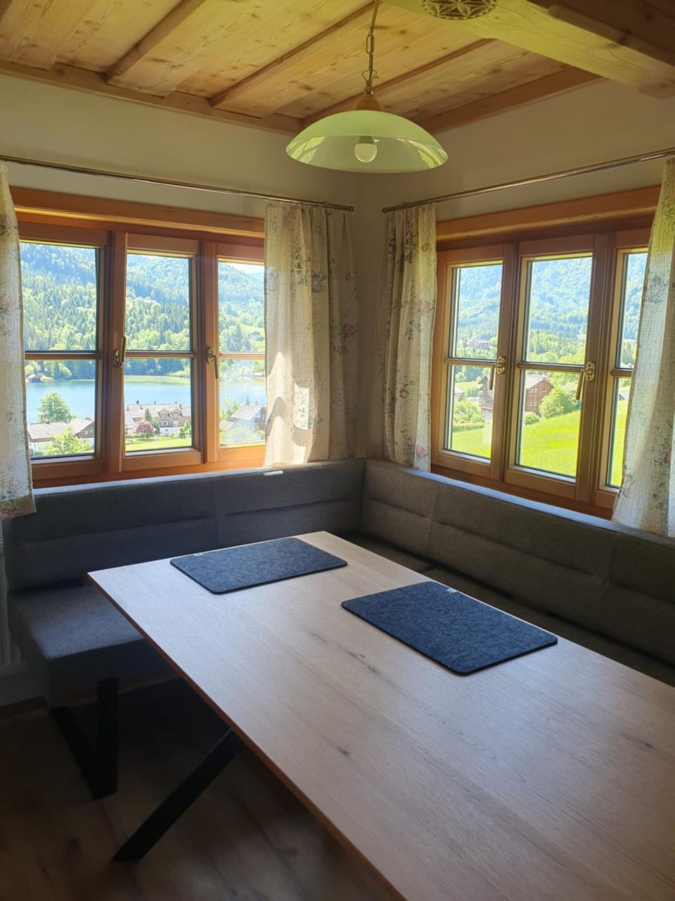 Seating area, Dining area