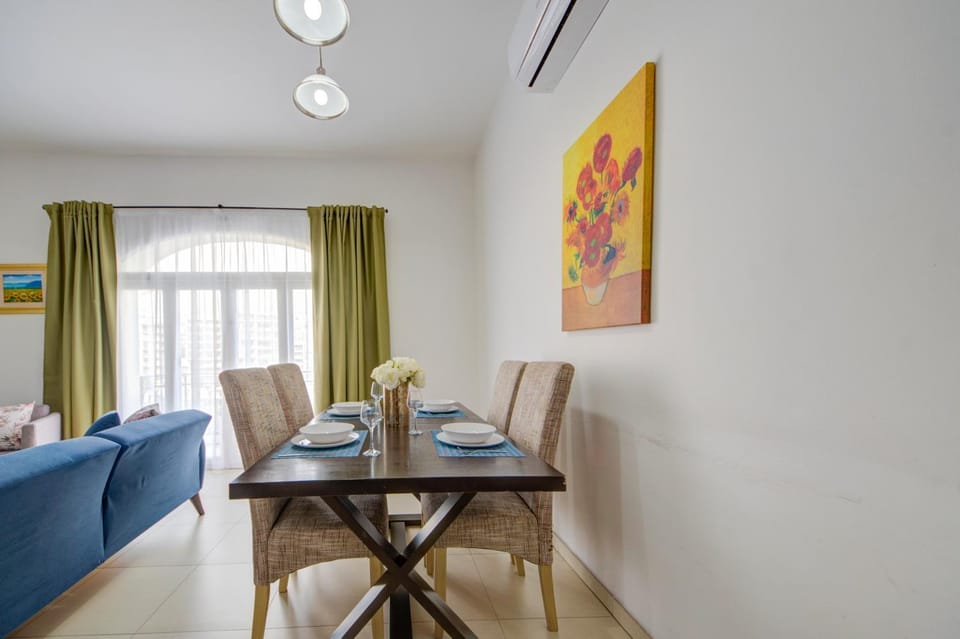 Living room, Decorative detail, Seating area, Dining area