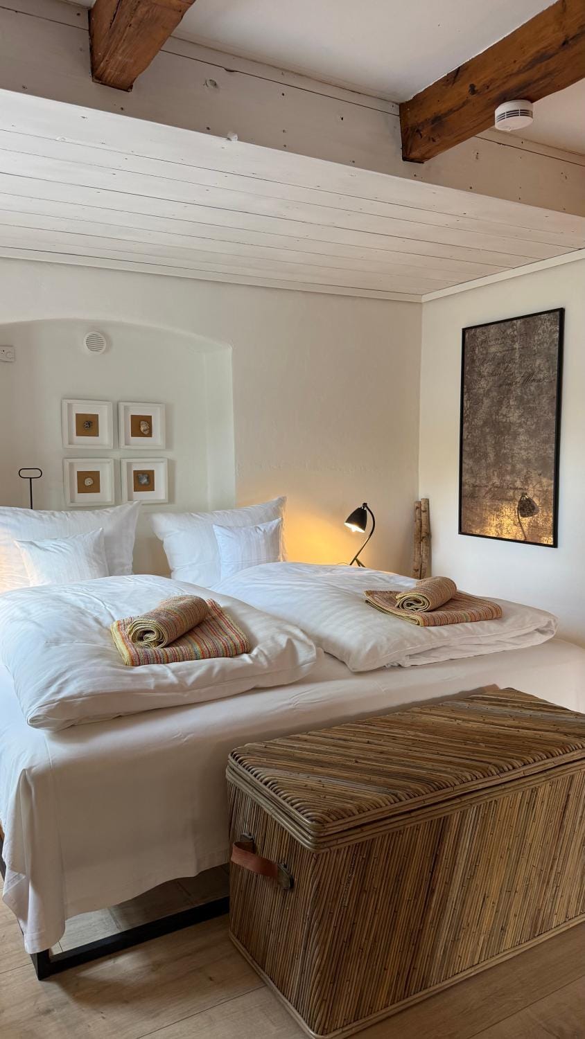 Bed, Photo of the whole room, Bedroom, towels