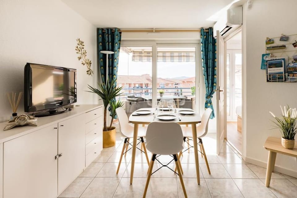Dining area, air conditioner