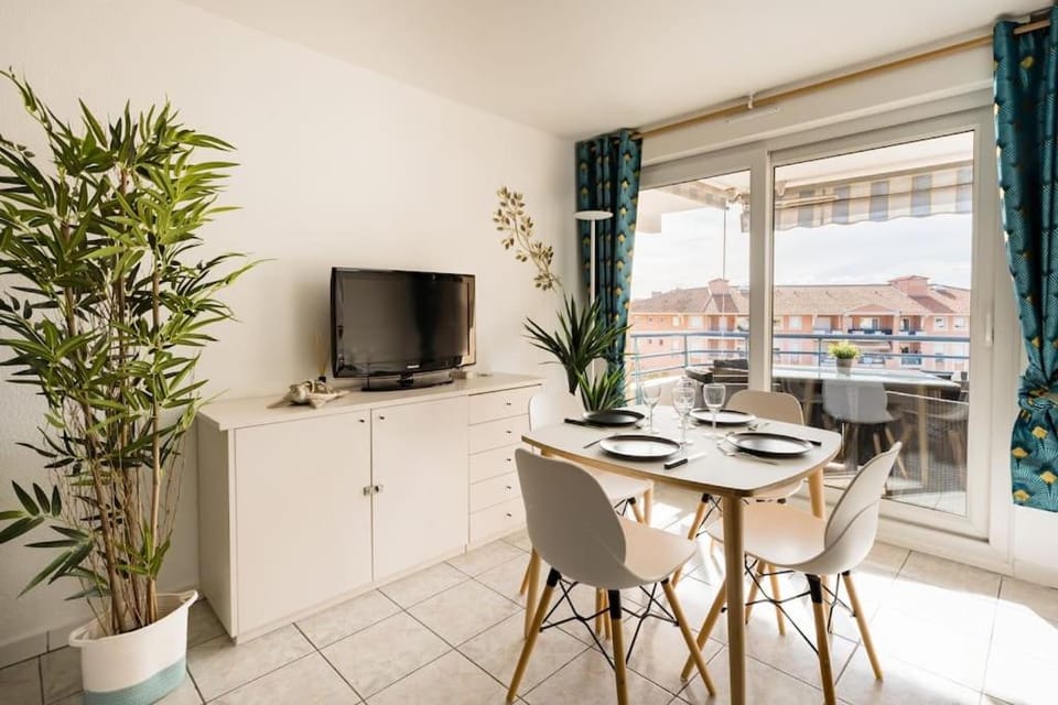 Communal lounge/ TV room, TV and multimedia, Living room, Seating area, Dining area