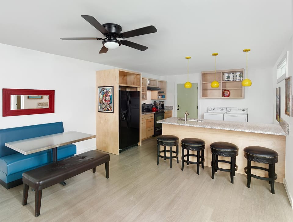 Kitchen or kitchenette, Seating area