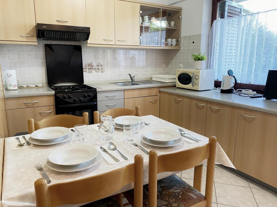 Kitchen or kitchenette, Decorative detail, Dining area