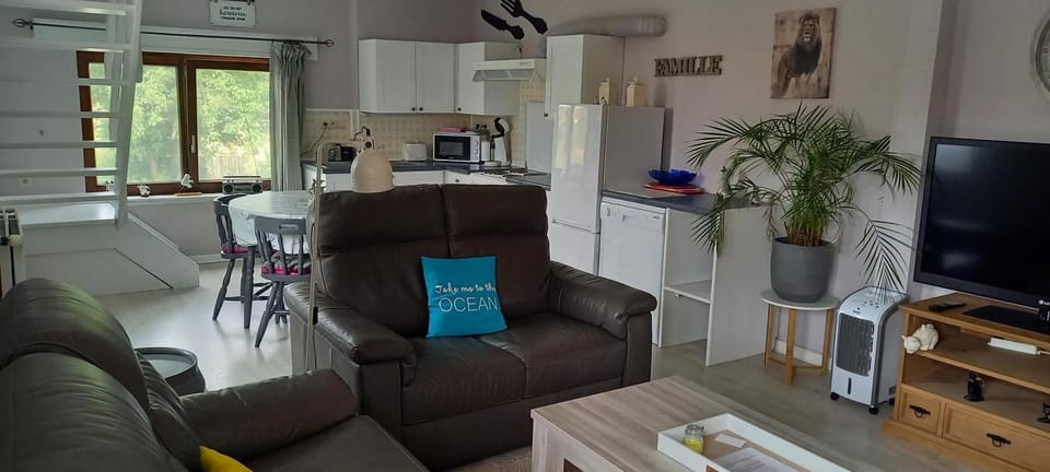 Living room, Dining area, pet friendly