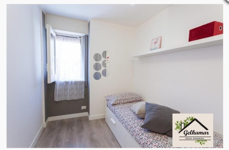 Bedroom, fireplace, internet