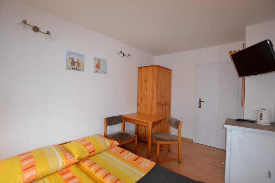 Bed, Kitchen or kitchenette, Photo of the whole room, Seating area