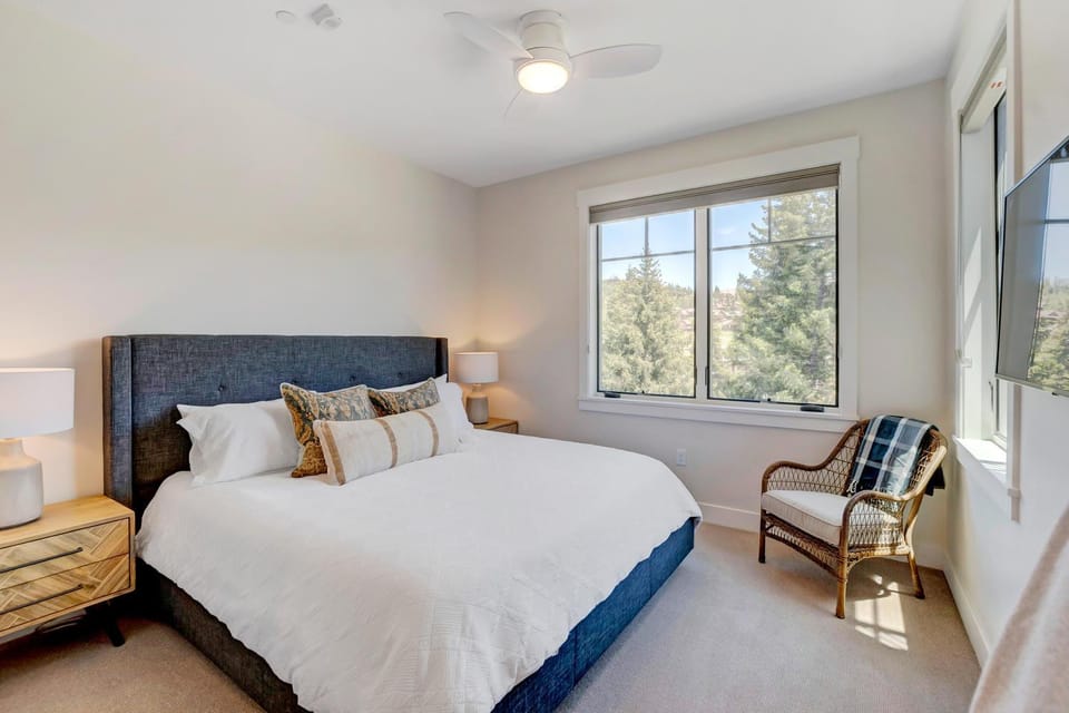 Bed, Bedroom, Mountain view