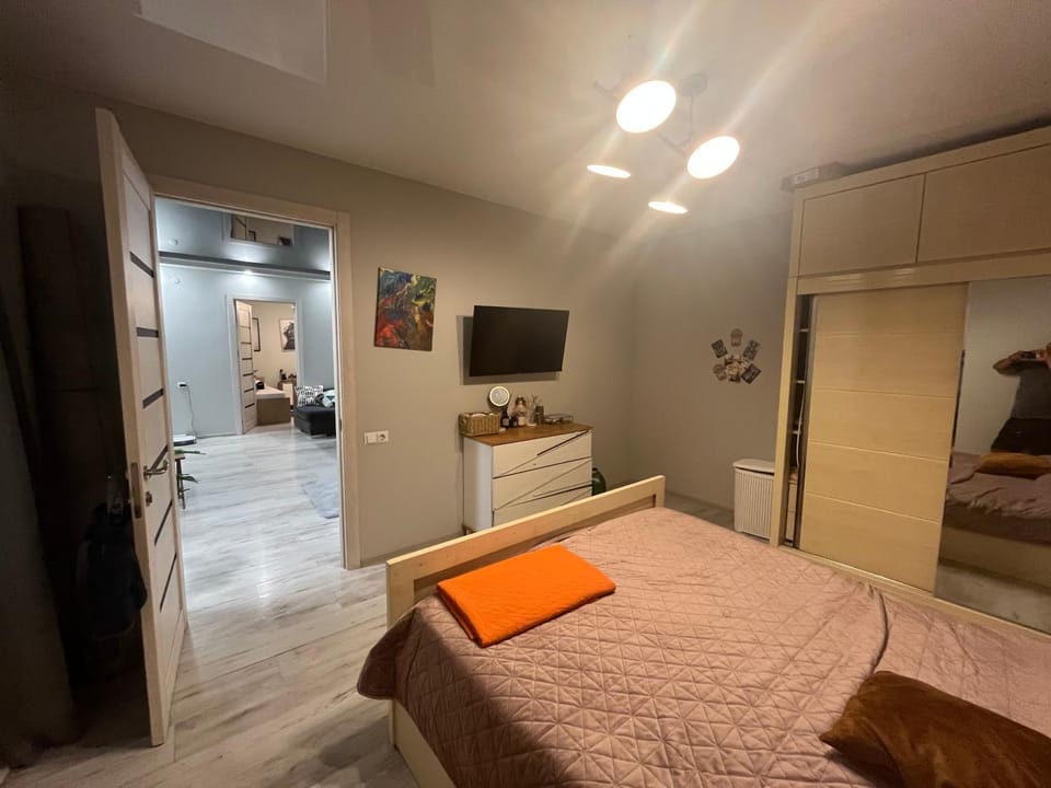 Bed, TV and multimedia, Bedroom