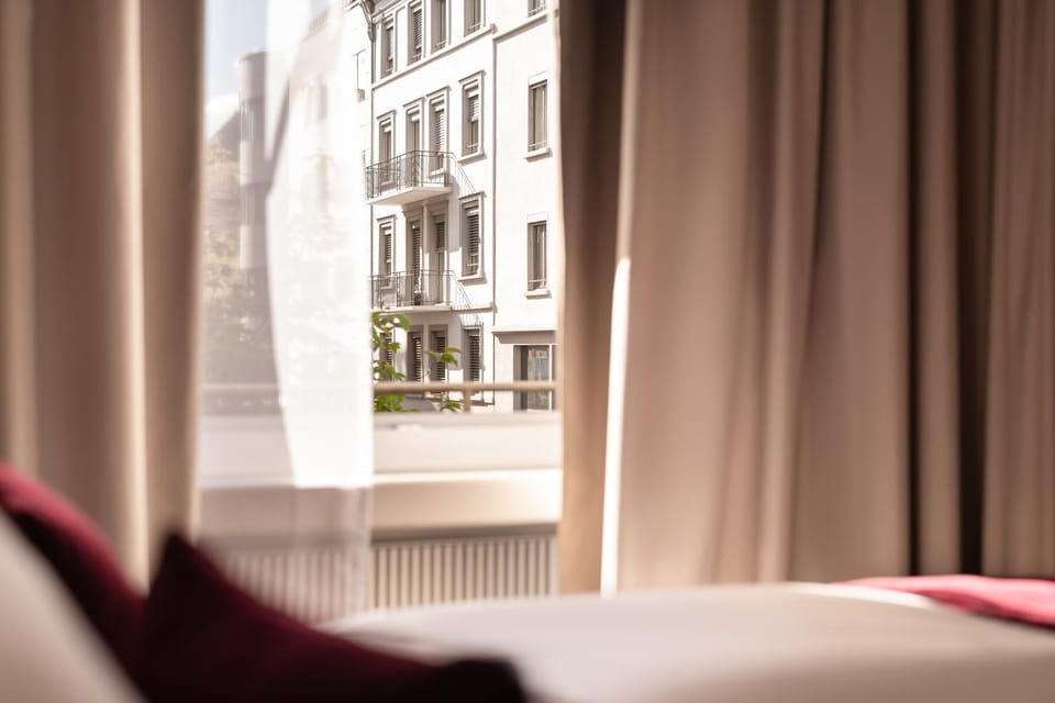 Bedroom, City view