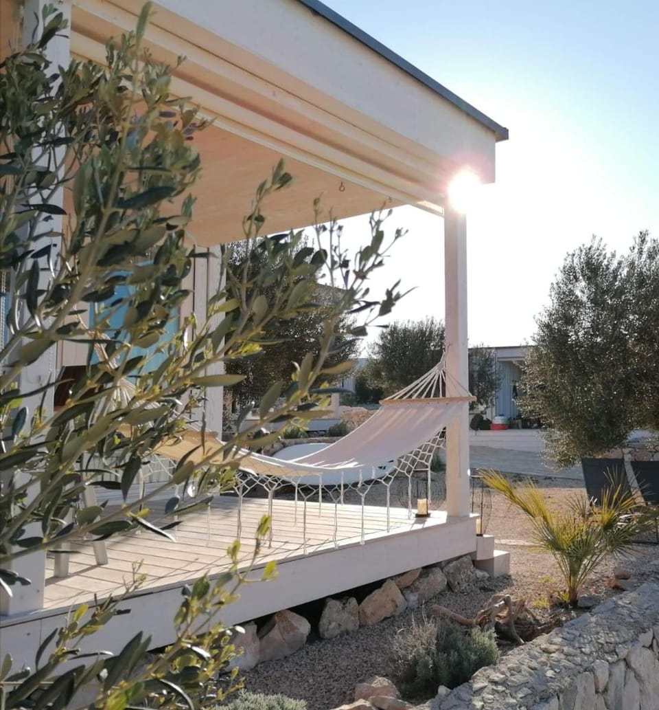 Property building, Day, Balcony/Terrace