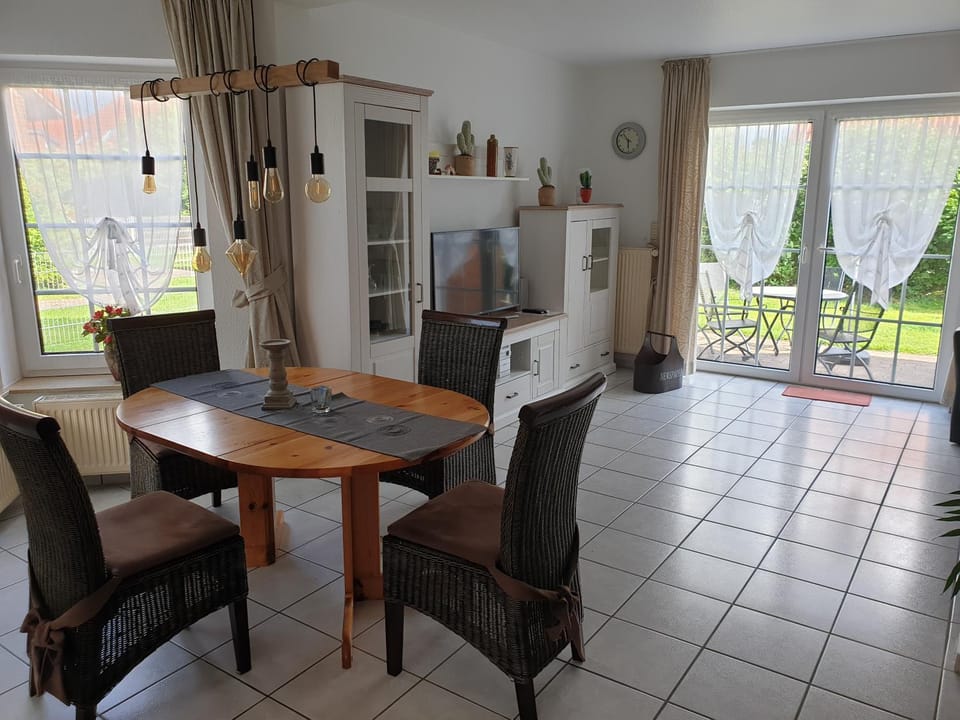 Seating area, Dining area