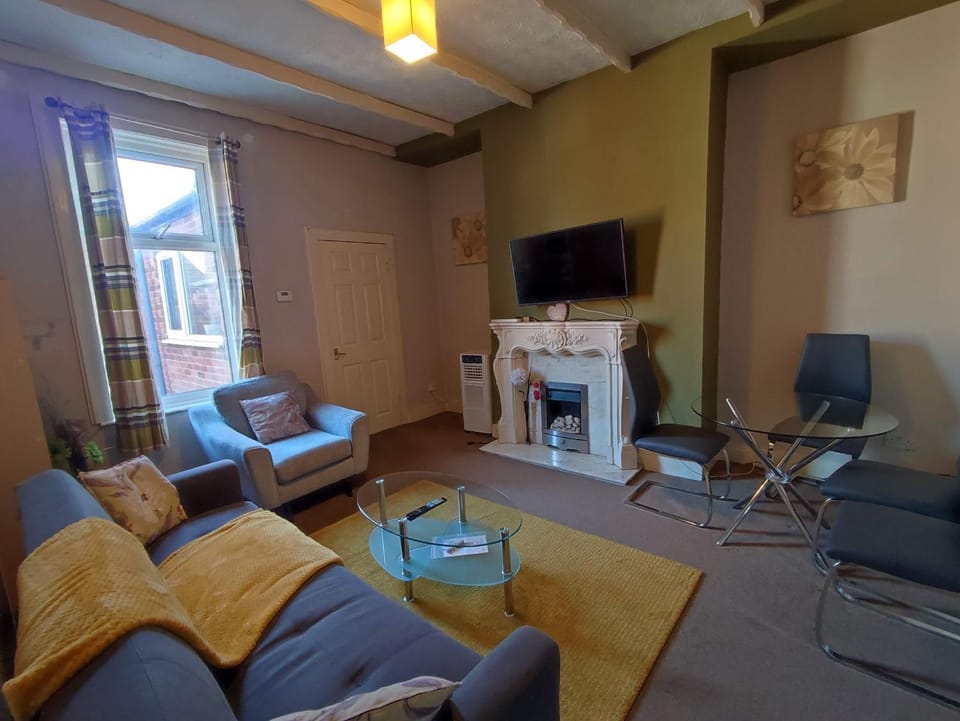 TV and multimedia, Living room, Seating area, Evening entertainment, flat iron