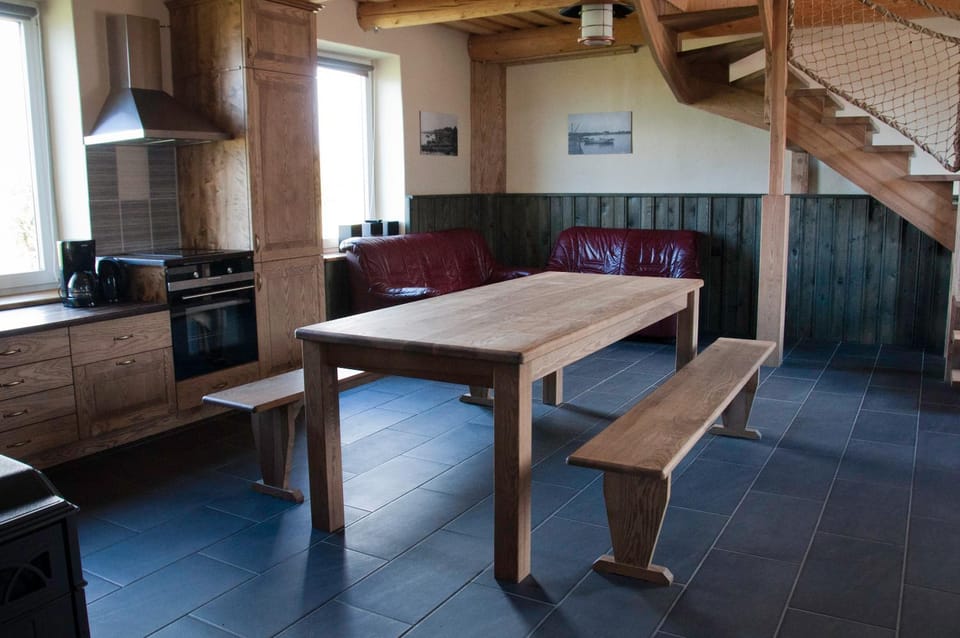 Kitchen or kitchenette, Seating area, stove