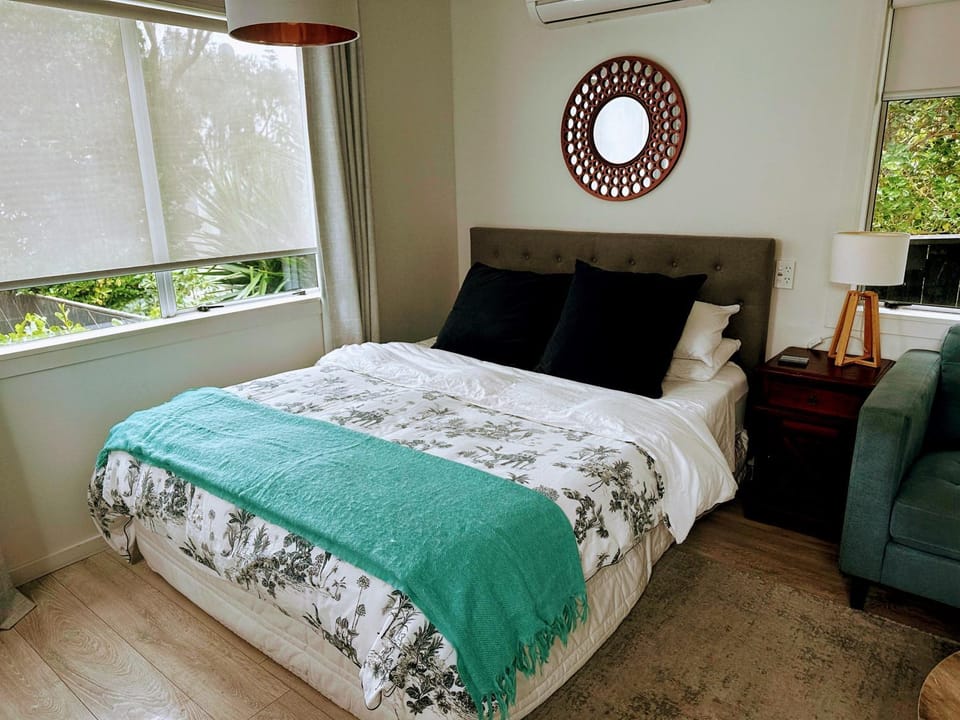 Private Beachside Studio with Courtyard and Sea view Apartment in Wellington Region