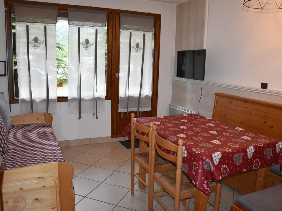 Joli 2 pièces avec terrasse et piscine chauffée - FR-1-464-178 Apartment in Pralognan-la-Vanoise