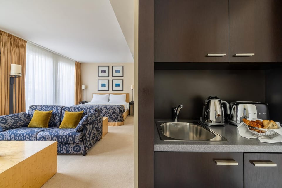 Bed, Kitchen or kitchenette, Living room, Seating area, Bedroom, furniture