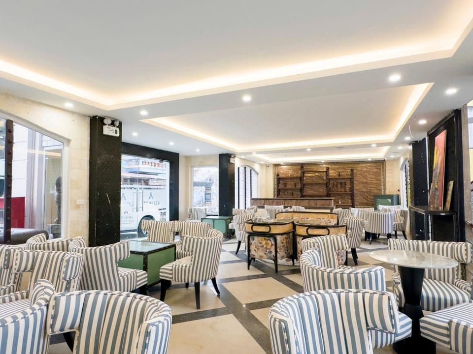 Restaurant/places to eat, Living room, Seating area, Breakfast