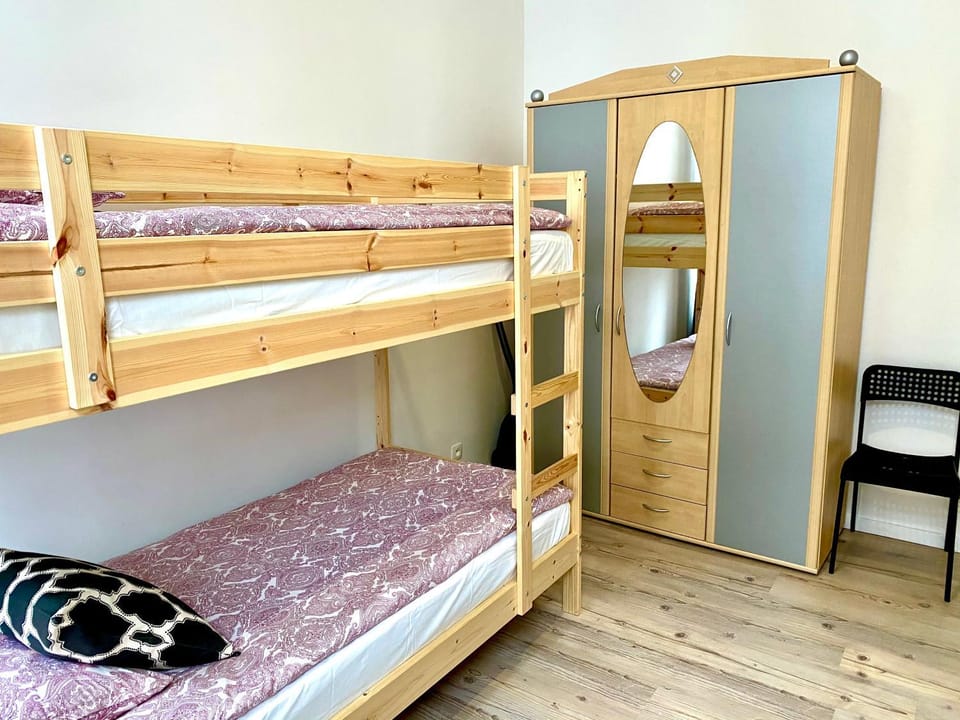 Bedroom, bunk bed