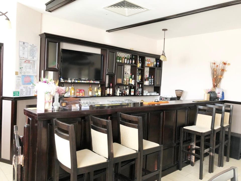 Restaurant/places to eat, Communal lounge/ TV room, Spring, Day, Winter, Summer, Lounge or bar, Banquet/Function facilities, Autumn, On site, Meals, Lunch, Dinner, Alcoholic drinks, Non alcoholic drinks