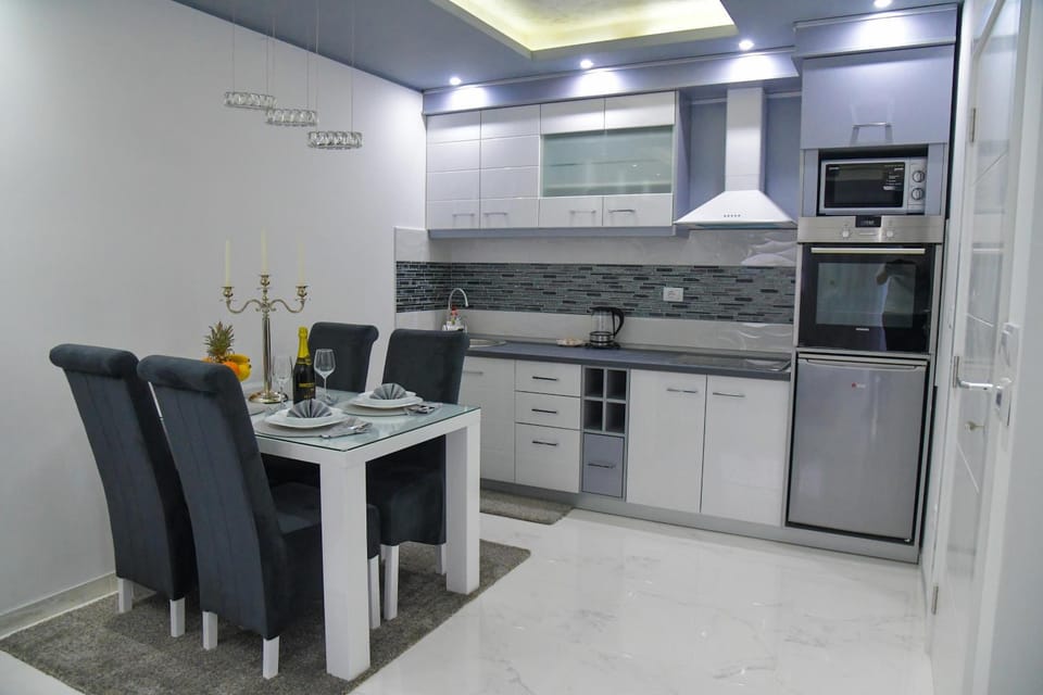 Kitchen or kitchenette, Dining area