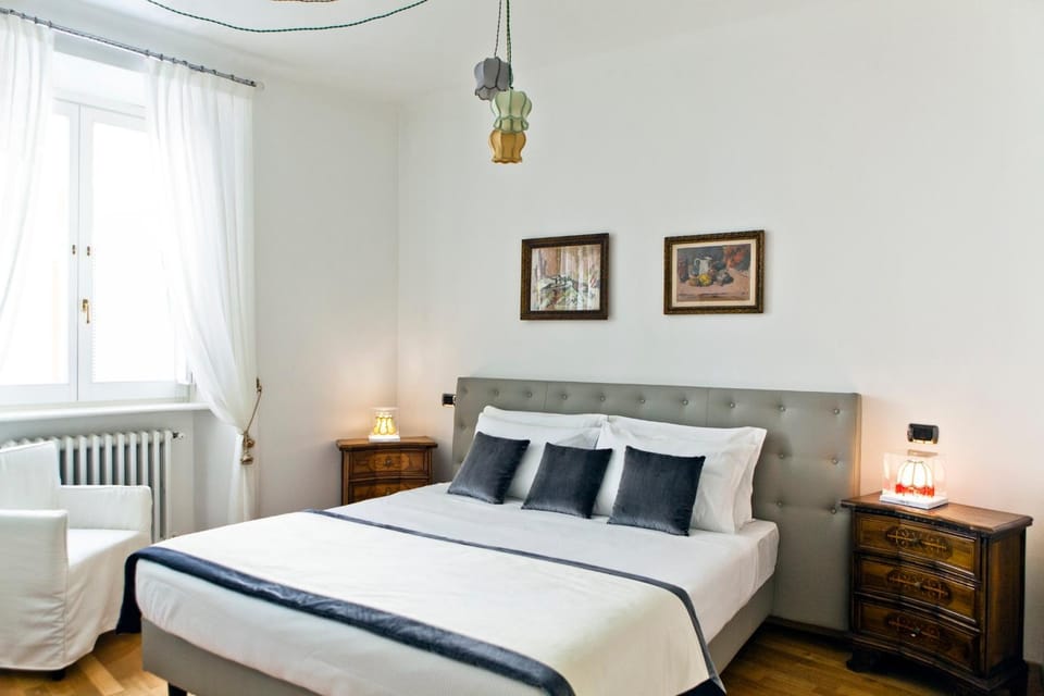 Photo of the whole room, Decorative detail