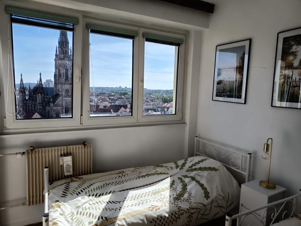 Bedroom, City view