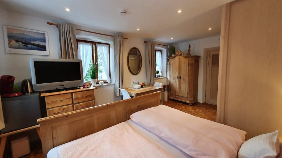 Bed, TV and multimedia, Living room
