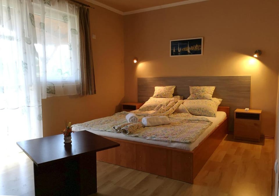 Bed, Photo of the whole room