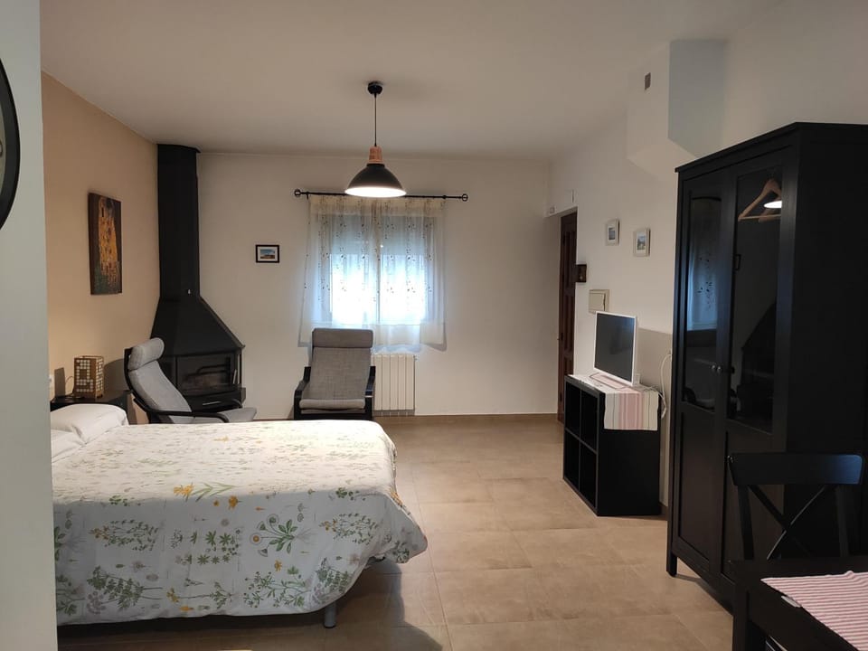 TV and multimedia, Living room, Seating area, Bedroom
