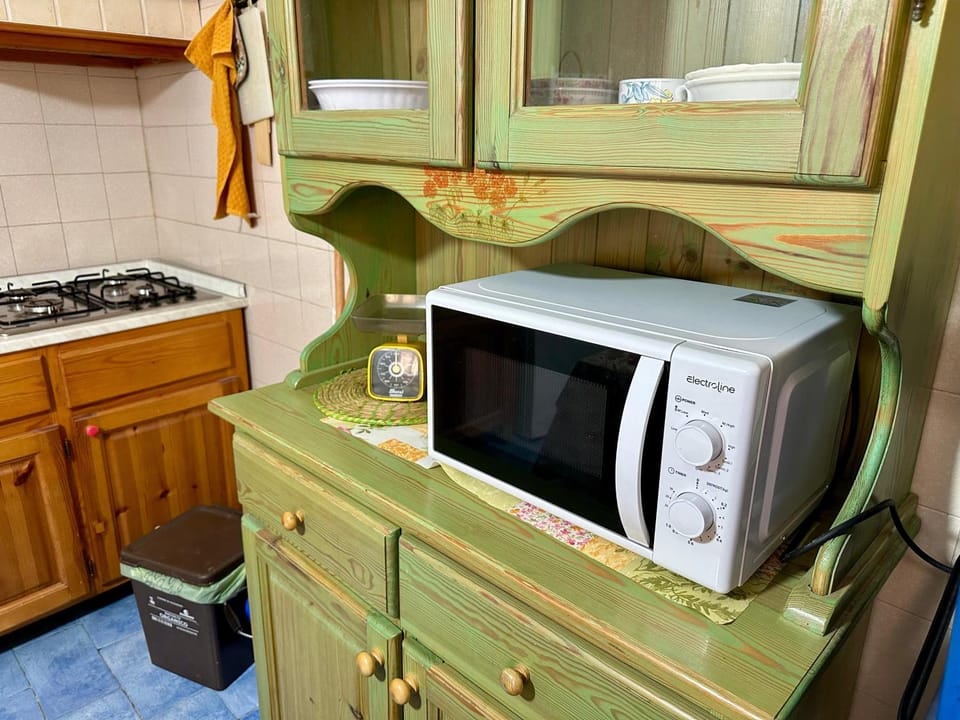 Kitchen or kitchenette, oven, stove