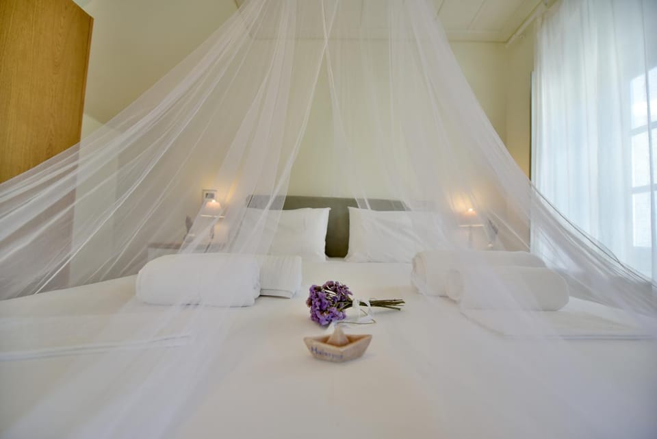 Bed, Photo of the whole room, Decorative detail, Bedroom