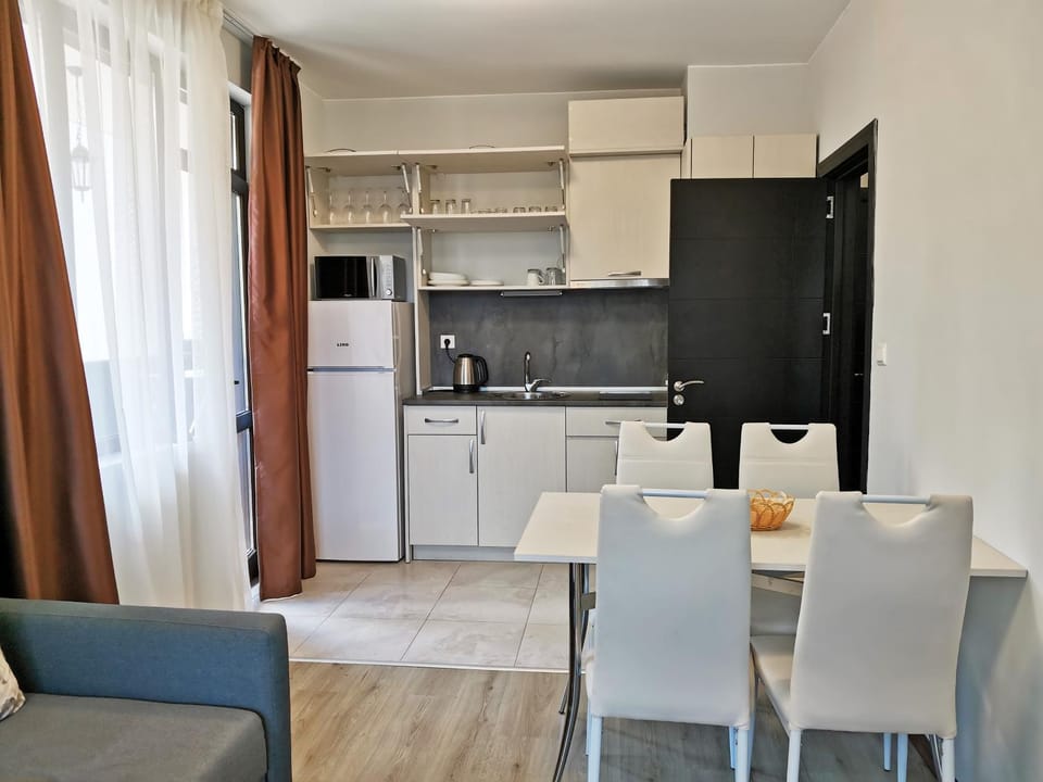 Kitchen or kitchenette, Dining area