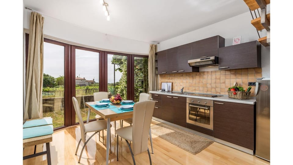 Kitchen or kitchenette, Dining area