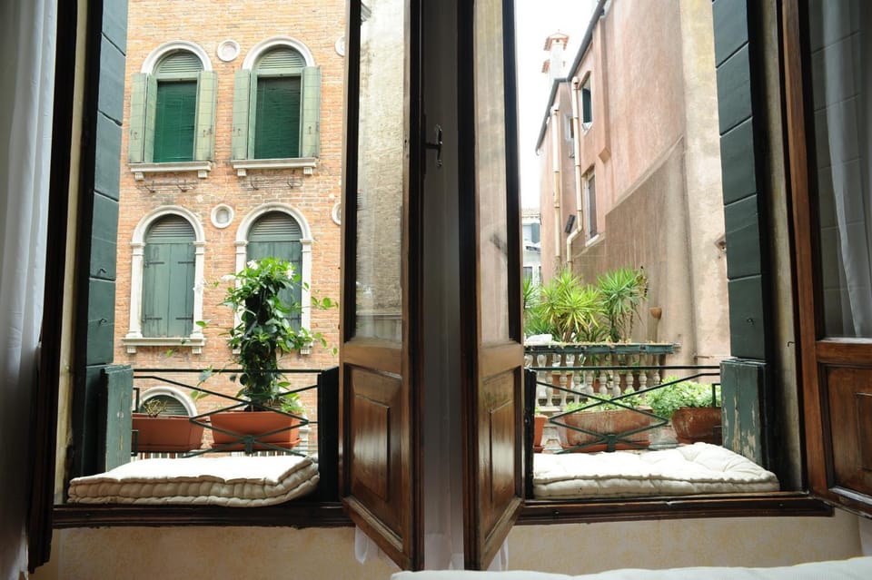 Balcony/Terrace, Living room, Seating area, City view, River view