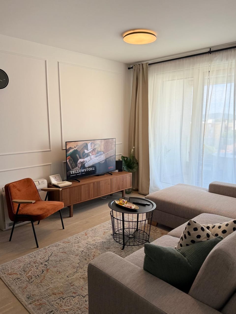 Communal lounge/ TV room, TV and multimedia, Living room, Seating area, Evening entertainment